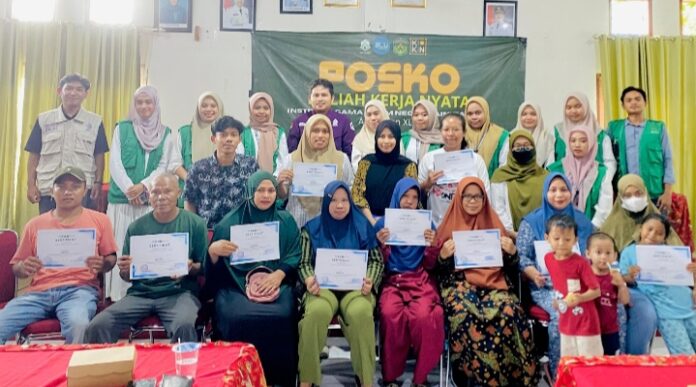 Foto bersama dan Penyerahan sertifikat Pelatihan Pembuatan Legalitas Usaha Pelaku UMKM