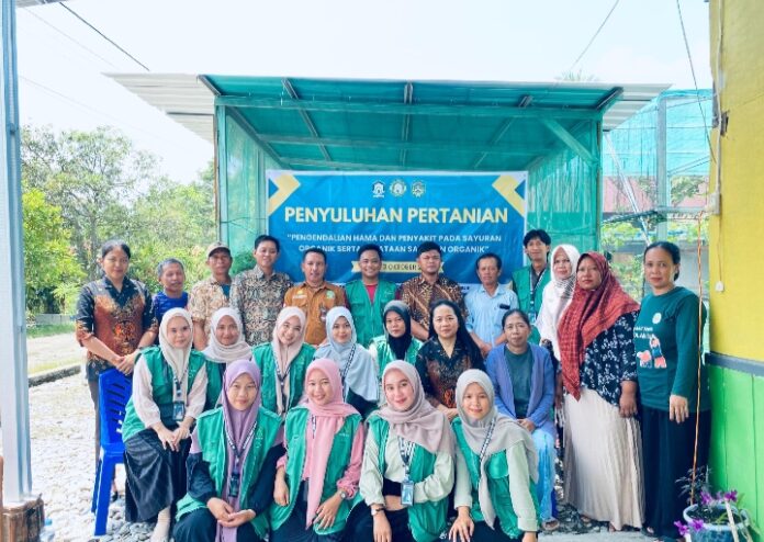 Foto bersama Tim KKN dan Peserta Penyuluhan Pertanian di Desa Purwosari, Kecamatan Tomoni Timur