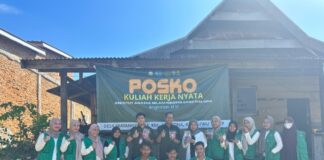 Foto bersama dengan Mahasiswa KKN Desa Watangpanua