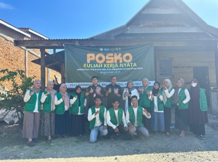 Foto bersama dengan Mahasiswa KKN Desa Watangpanua